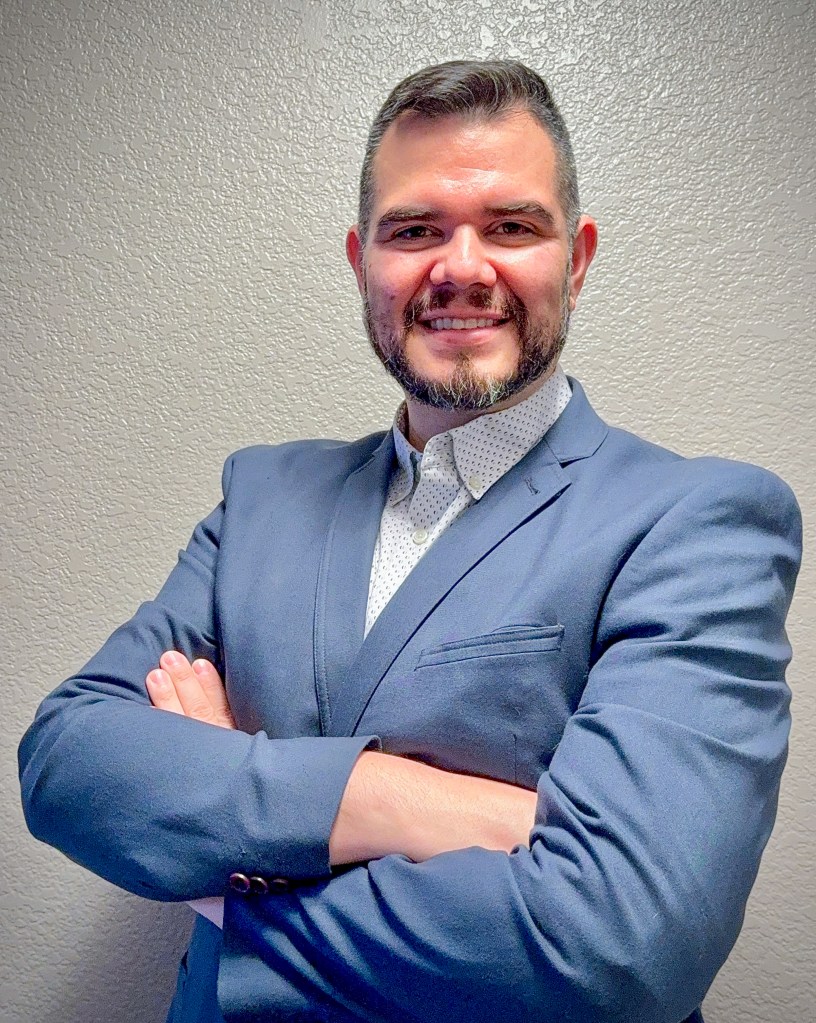 headshot of Oliver Crespo