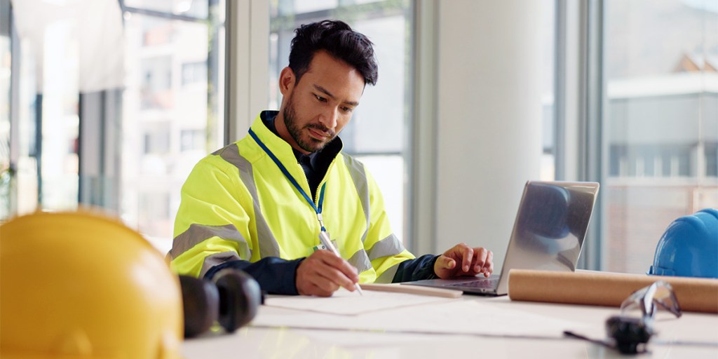 Technical support engineer vs. field service engineer: Which path?